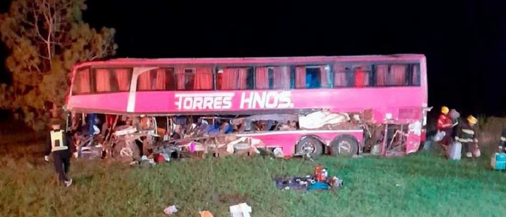 Cinco muertos en fatal choque entre un cami&oacute;n y un micro en la ruta 34