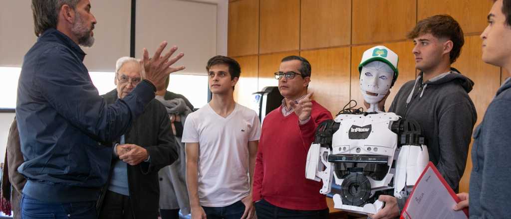 Alumnos del colegio Edison crearon un robot inclusivo para personas sordas