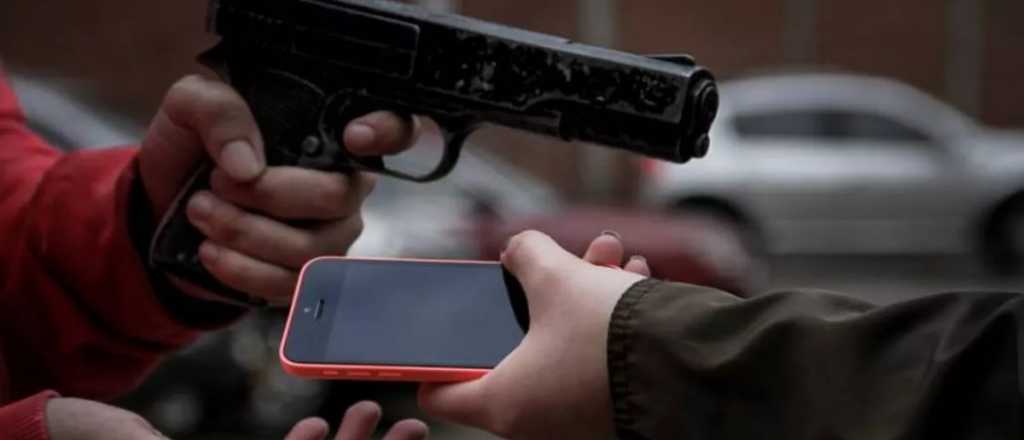 Asalto a mano armada en Maip&uacute;: le quitaron celular, billetera y zapatillas