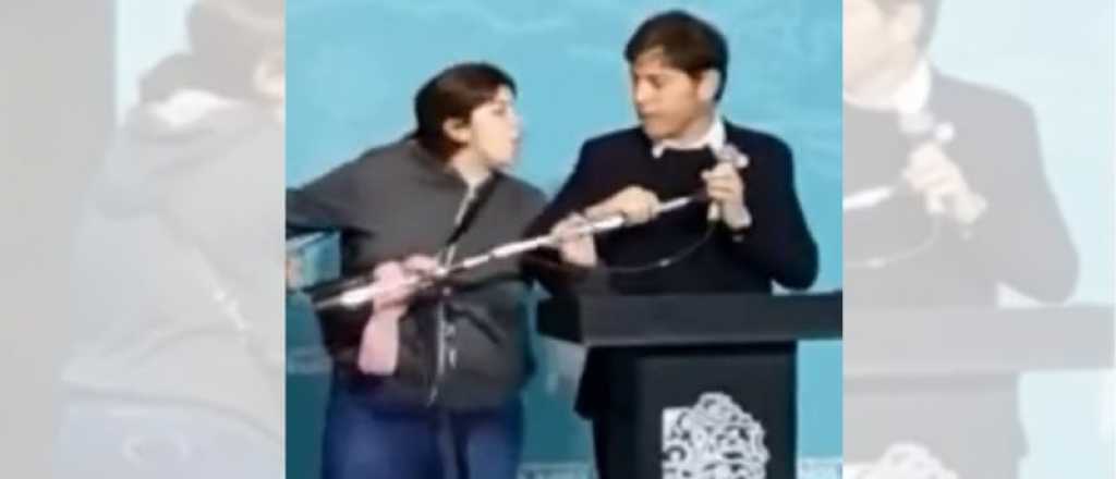 Video: el susto de Kicillof por la "apretada" de una mujer en un acto público