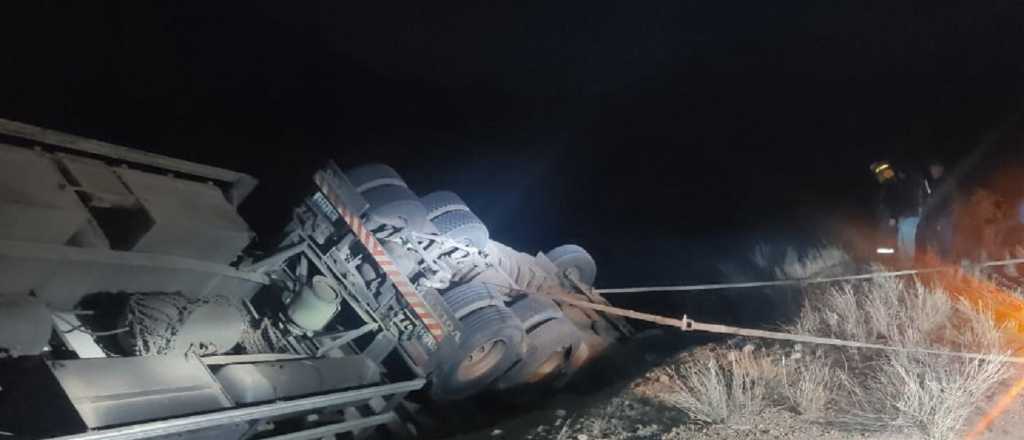 Un cami&oacute;n volc&oacute; en Alta Monta&ntilde;a: qued&oacute; a punto de desbarrancar