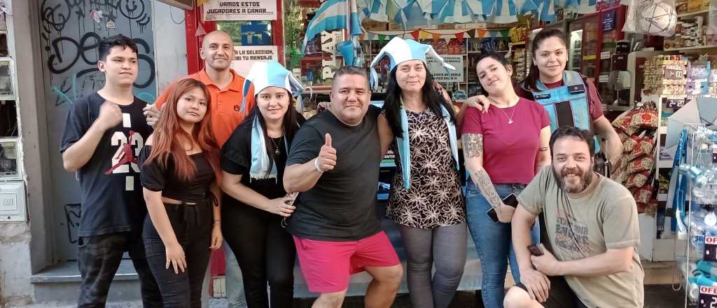 Su kiosco cumplió 10 años, puso precios del 2012 y vendió todo