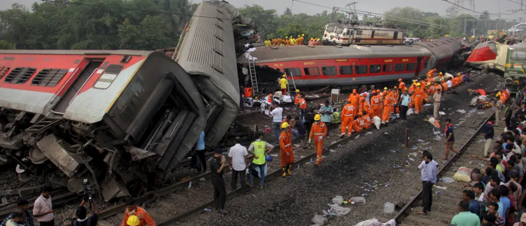 Más de 280 muertos y 900 heridos en un accidente de tren en la India