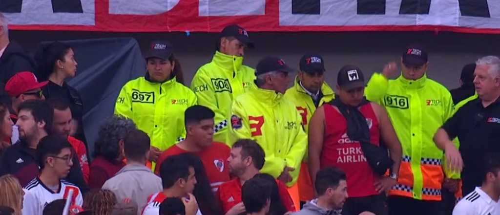 Drama en el Monumental: un hincha cay&oacute; de la tribuna y muri&oacute; en pleno partido