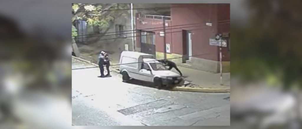 Video: manejaban en una calle vac&iacute;a de Godoy Cruz y terminaron en la acequia