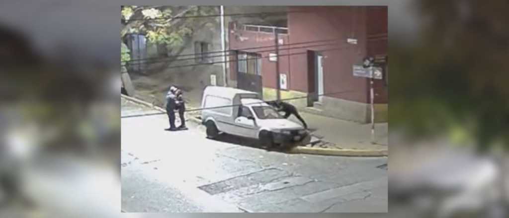 Video: manejaban en una calle vacía de Godoy Cruz y terminaron en la acequia
