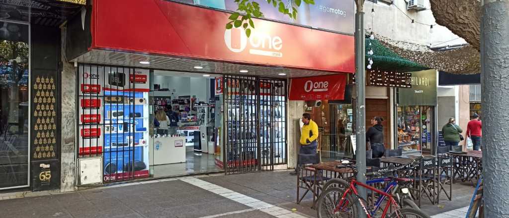 Video: as&iacute; entraba un ladr&oacute;n a robar un comercio de la Peatonal