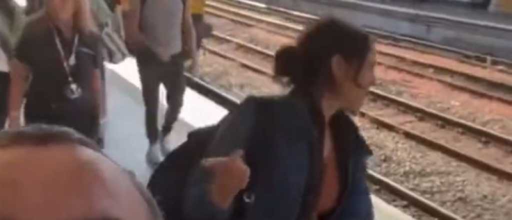 Video: el divertido gesto del cantante de Coldplay con un trabajador del tren