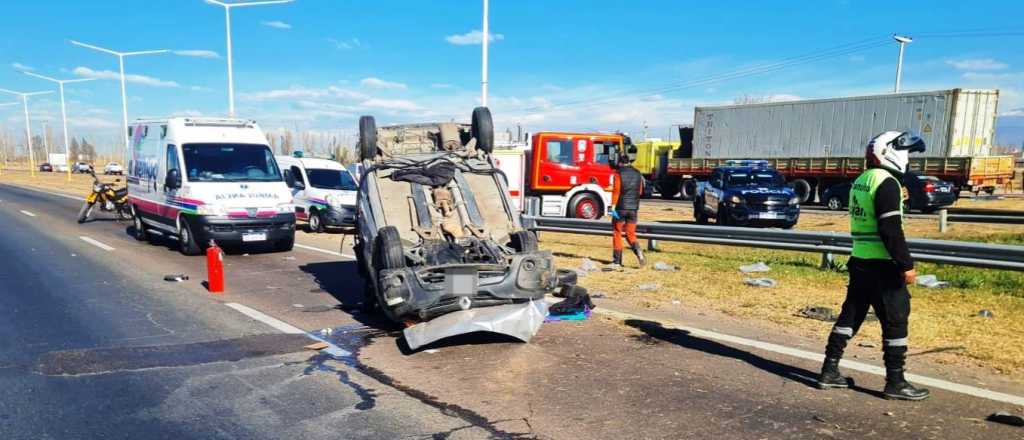 Una camioneta volcó en el Acceso Sur