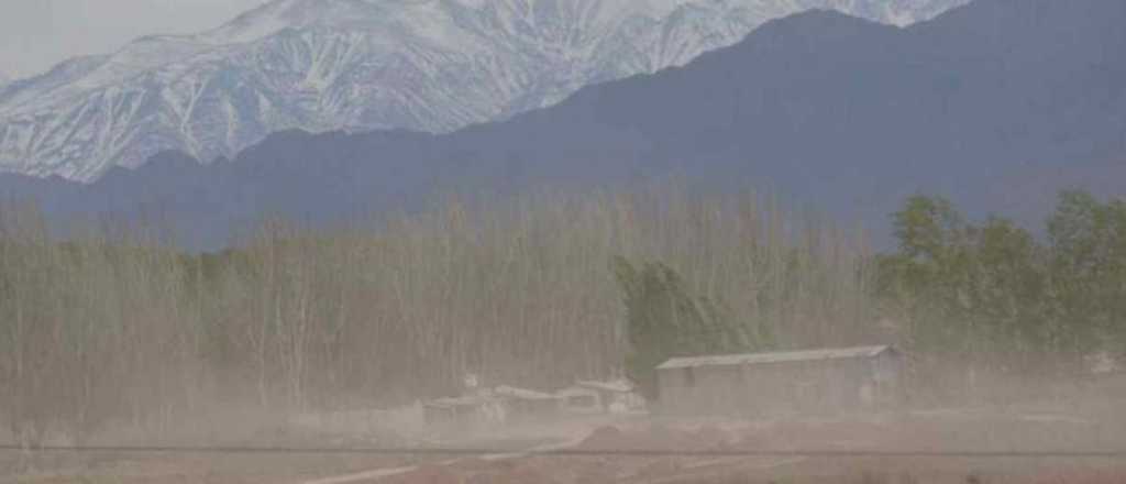 Evacuaron a trabajadores del Parque Solar de Malarg&uuml;e por el Zonda