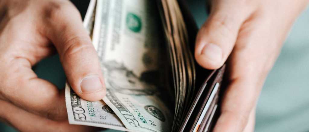 Empleado municipal encontr&oacute; una billetera con d&oacute;lares y busca a su due&ntilde;o