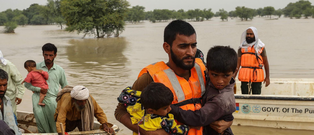 Al menos 27 muertos y cien heridos por las lluvias torrenciales en Pakistán