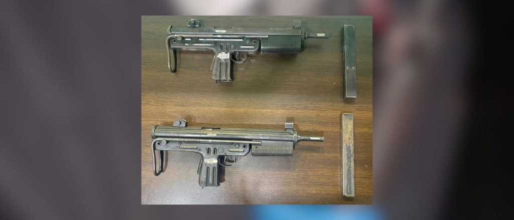 Atraparon a un polic&iacute;a con dos ametralladoras "limadas"