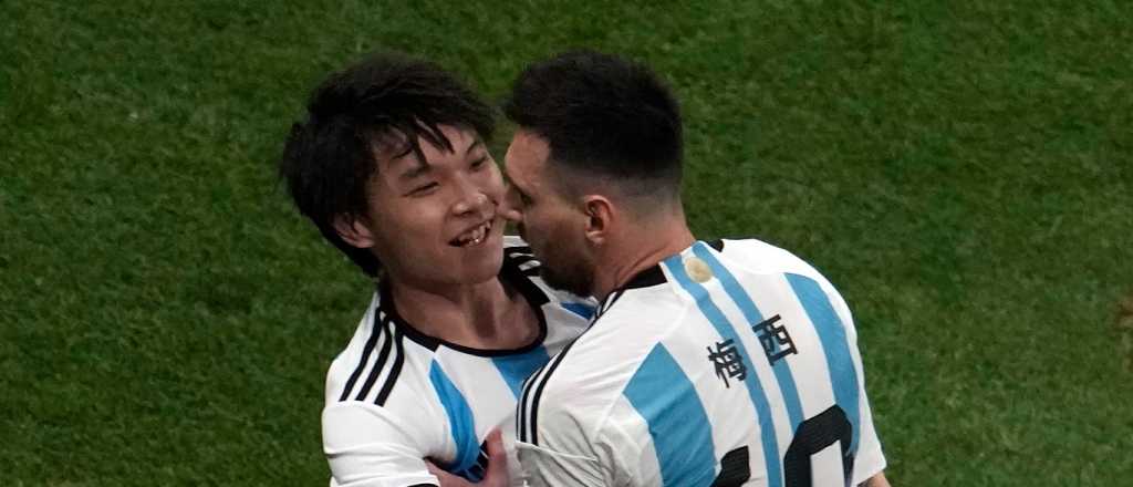 Entró a la cancha para abrazar a Messi y su "felicidad" recorre el mundo