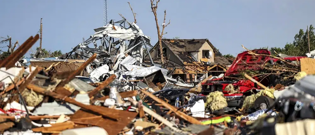Devastador tornado en Texas deja 3 muertos y una docena de heridos