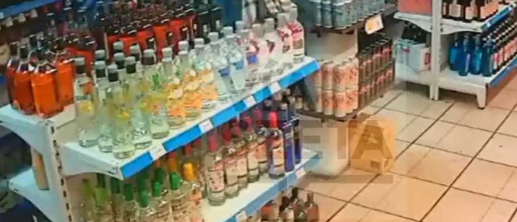 Video: una mujer rob&oacute; tres botellas de vodka en un supermercado