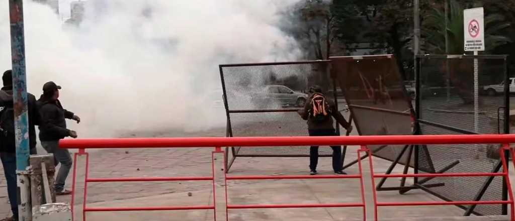 Incidentes en Jujuy: quemaron la Legislatura y se enfrentaron con la Policía