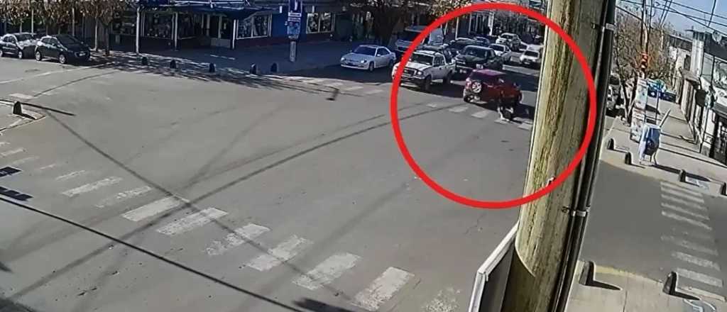 Video: giró sin reducir la velocidad y atropelló a una mujer en San Carlos