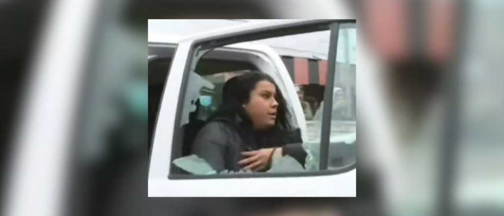 Violencia en Jujuy: una mujer reventó el vidrio de un patrullero de un cabezazo