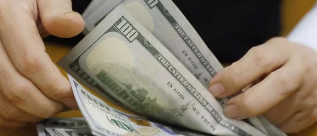 El dólar blue bajó y la brecha con el oficial quedó a menos de $6