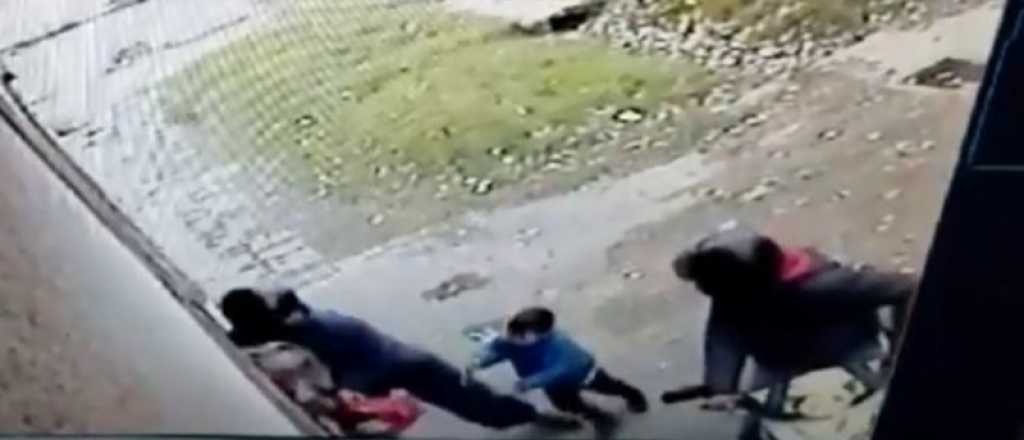 Video: un nene de 4 a&ntilde;os defendi&oacute; a su mam&aacute; de motochorros