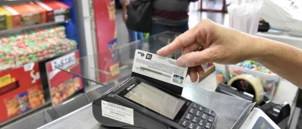 Financiarse para vivir: se dobl&oacute; la compra de alimento con tarjeta de cr&eacute;dito