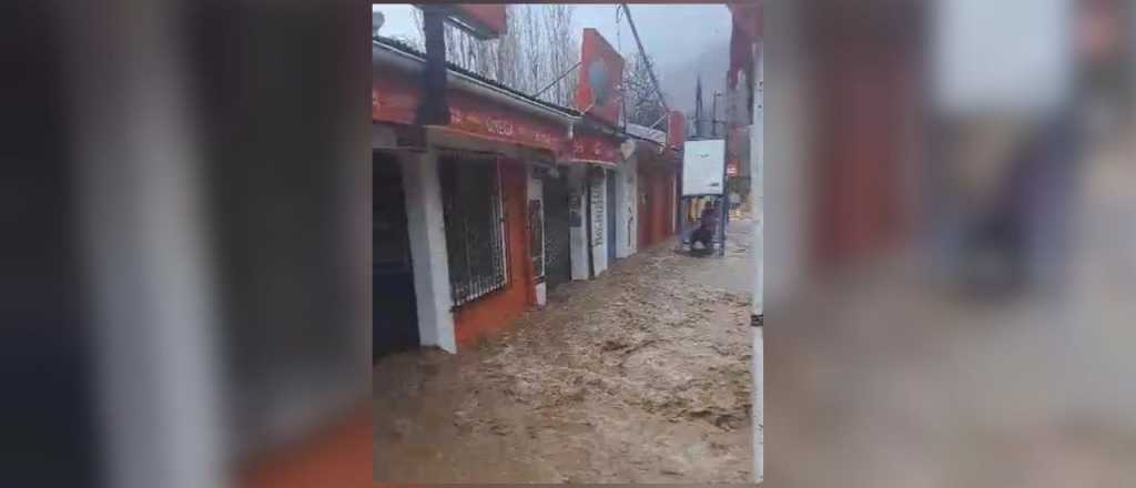 Videos: el aluvión en Guardia Vieja que arrasó con el parador chileno