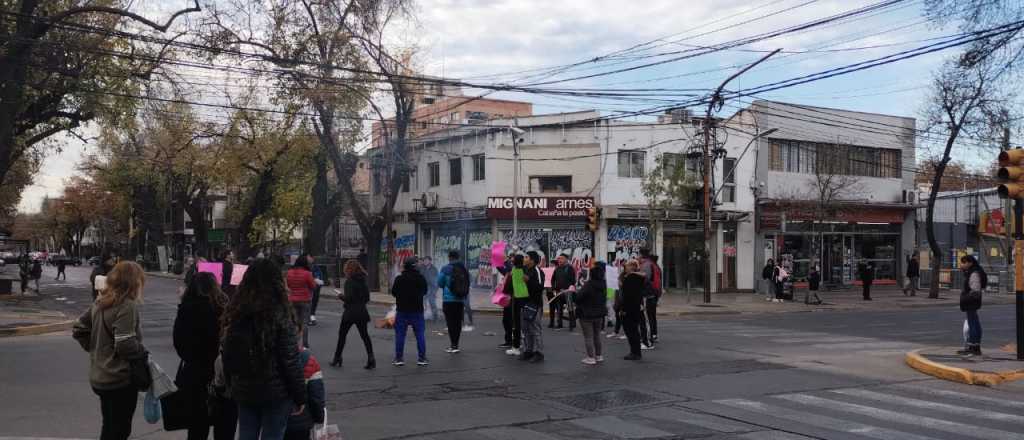 Un grupo de feriantes cort&oacute; General Paz en reclamo de un lugar para trabajar