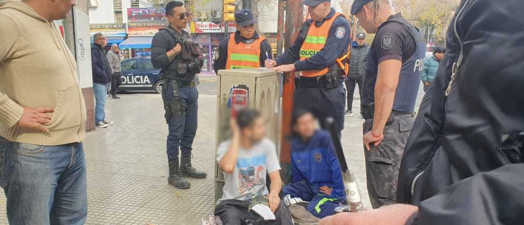 Detuvieron a tres hombres que se pelearon a piñas en el Centro