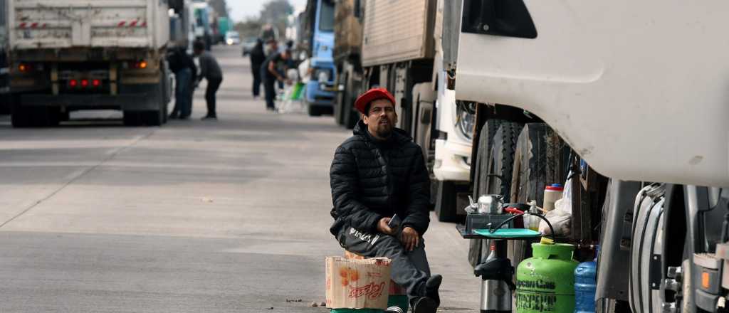 Ya son unos 10 mil los camiones que esperan cruzar a Chile