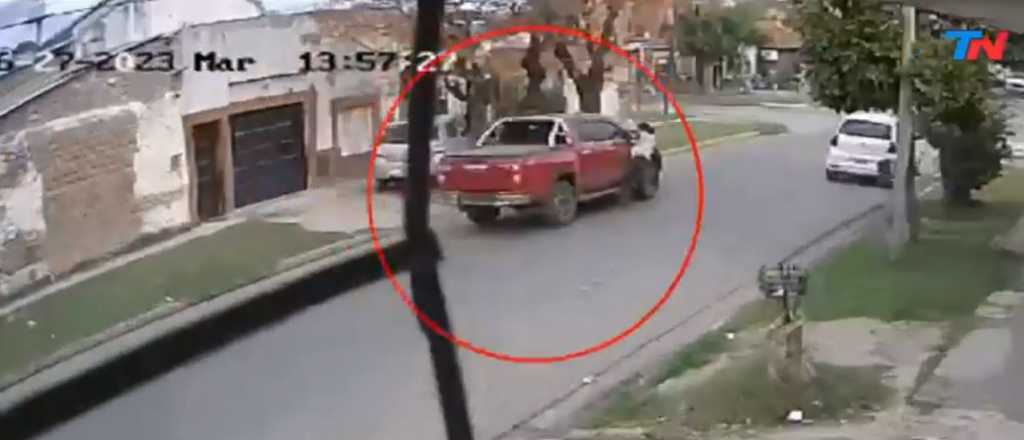 Video: una mujer se colgó del espejo de su camioneta para evitar el robo