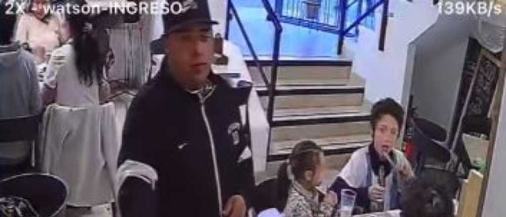 Video: as&iacute; le rob&oacute; un ladr&oacute;n el celular a un cliente en un caf&eacute; de la Quinta