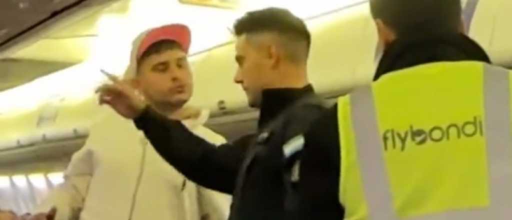 Video: tucumano explotó contra el piloto de un avión y fue detenido