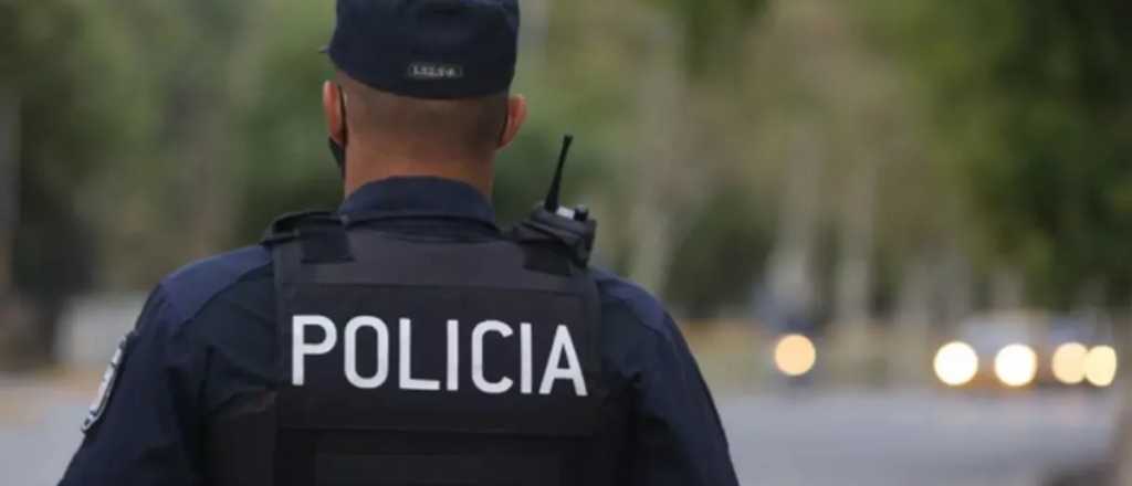 Un policía de Mendoza fue echado por golpear a un hombre en la calle