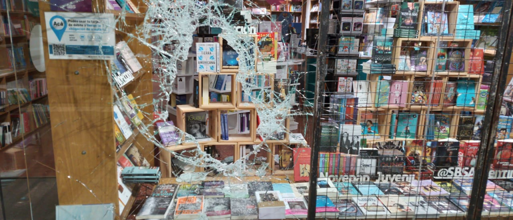 Rompió la vidriera de una librería en plena Peatonal de Mendoza y se cortó