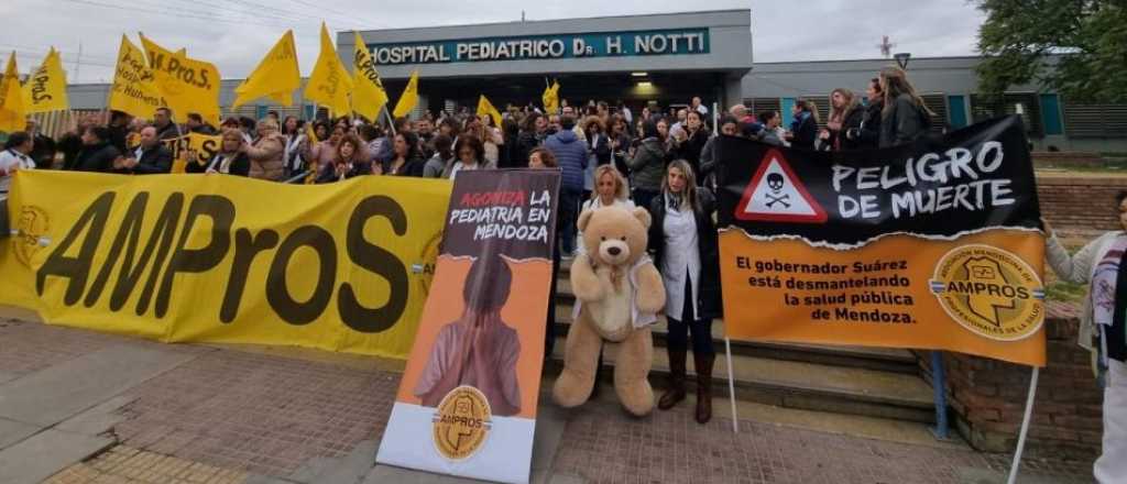 Pediatras protestaron en el Notti y Ampros ratific&oacute; el paro del viernes