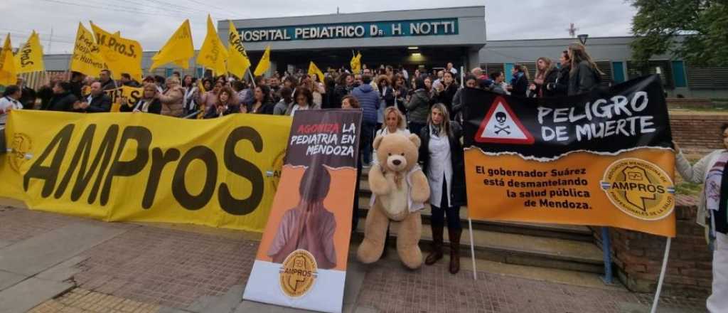 Pediatras protestaron en el Notti y Ampros ratificó el paro del viernes