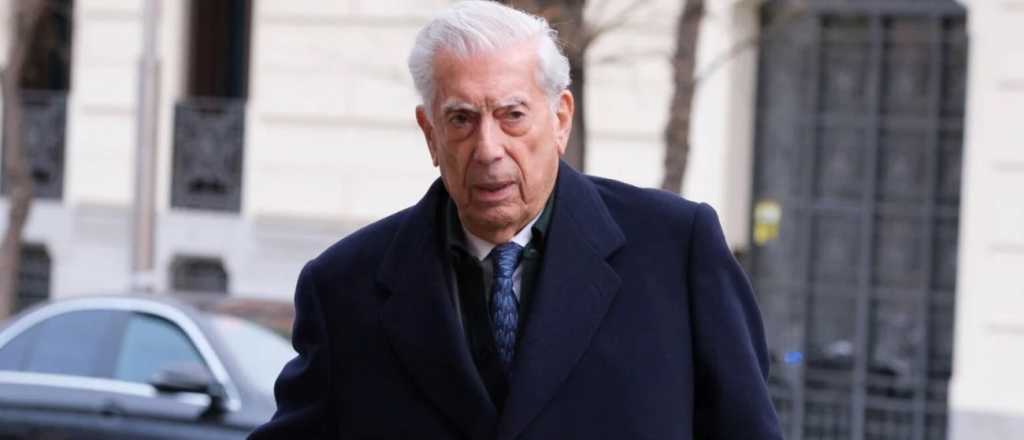 Mario Vargas Llosa fue internado de urgencia por Covid