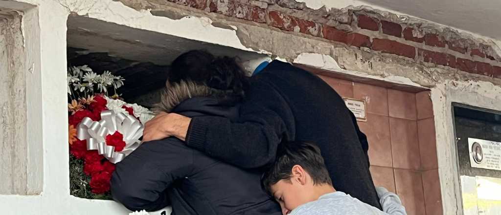 Videos: desgarrador adiós de los padres a Joaquín en el cementerio