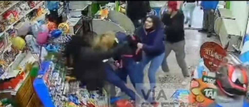 Video: dos mujeres a las piñas en un kiosco destruyeron el local