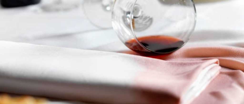 Cuatro trucos infalibles para limpiar manchas de vino de tu ropa