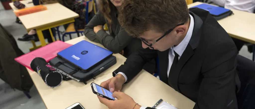 Países Bajos prohibe los celulares en el aula por ser "una molestia"