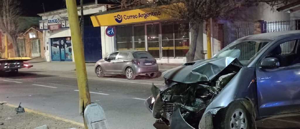 Una camioneta impact&oacute; con un poste de luz en Luj&aacute;n: el conductor iba ebrio 