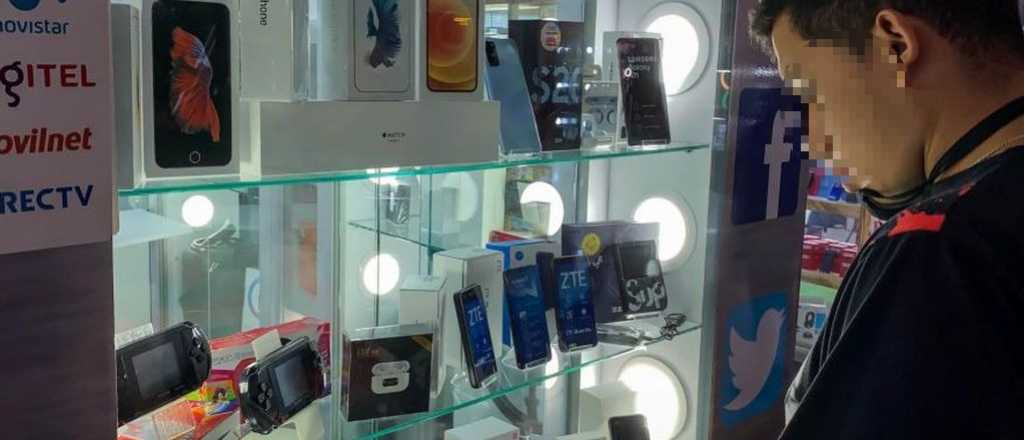 Rompieron la vidriera en plena Av. San Mart&iacute;n y robaron 45 celulares