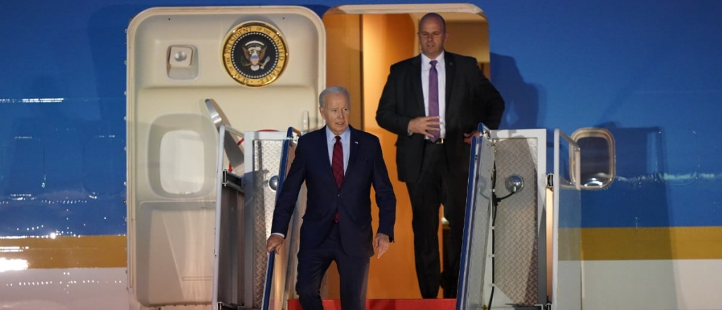 Biden llegó a Reino Unido: hay controversia por el envío a Ucrania de bombas