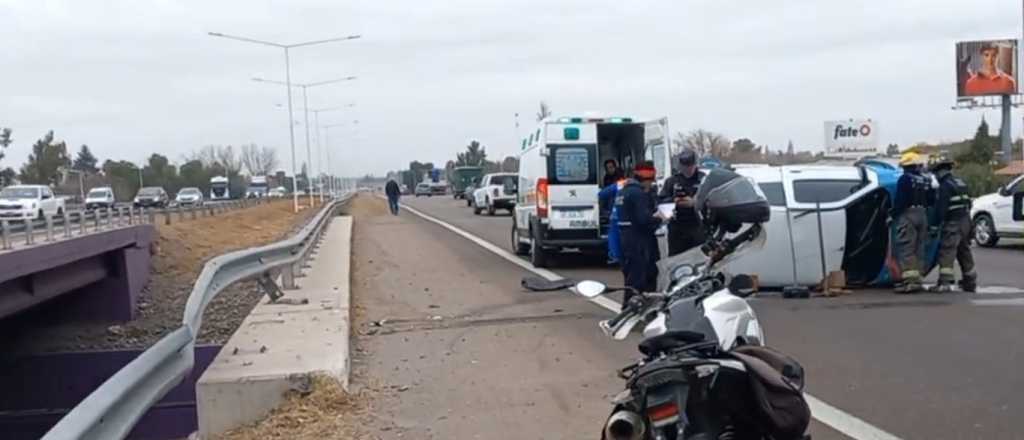 Volc&oacute; un auto en el Acceso Sur y el tr&aacute;nsito estuvo complicado