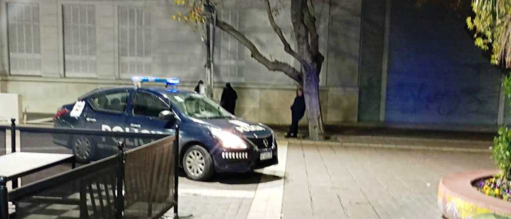 Video: un hombre provoc&oacute; destrozos en un edificio y dos caf&eacute;s de la Peatonal