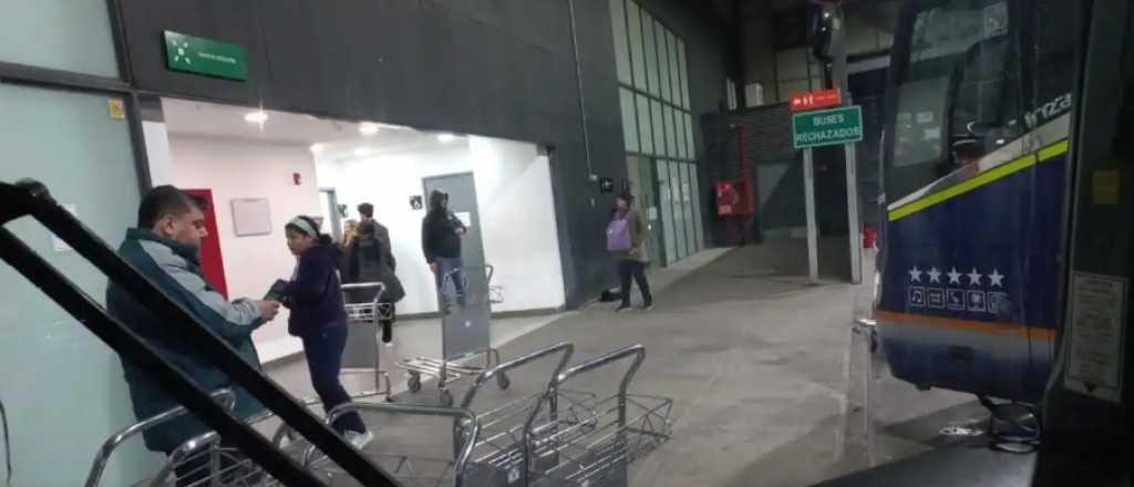 Sin comida ni agua, turistas llevan m&aacute;s de 24 horas varados en el Paso