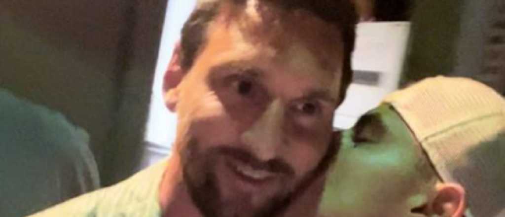 Video: el viral beso de un mendocino a Lionel Messi en Miami 