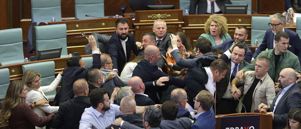 Escándalo en Kosovo: a las piñas en el Parlamento